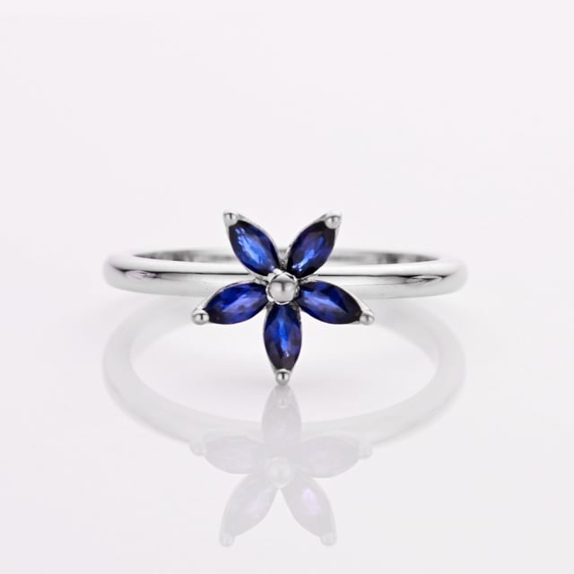 Blumenring mit Blütenblättern aus Marquise-Schliff-Blauen Saphiren