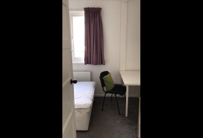 Single bedroom available in houseshare Main Photo