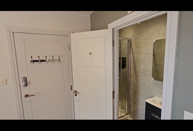 Double stylish ensuite room in a modern house Main Photo