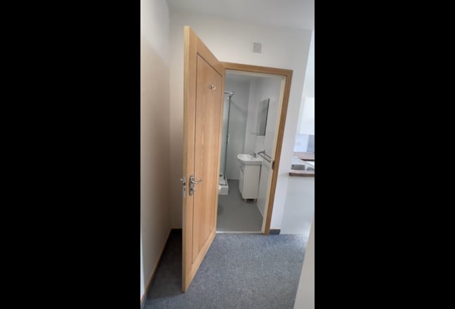 Studio all bills Inc-3 mins to UoL Main Photo