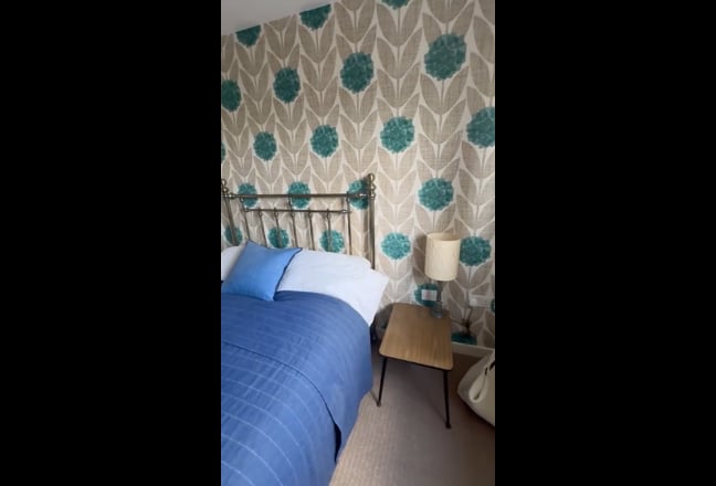 Double room in a spacious flat with river views Main Photo