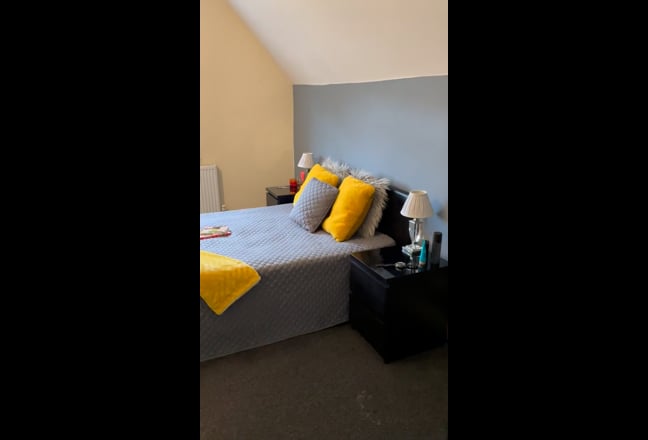 Top floor, quiet room in unique home Main Photo