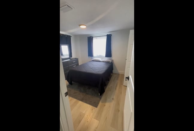 Furnished bedroom in a shared house. Main Photo
