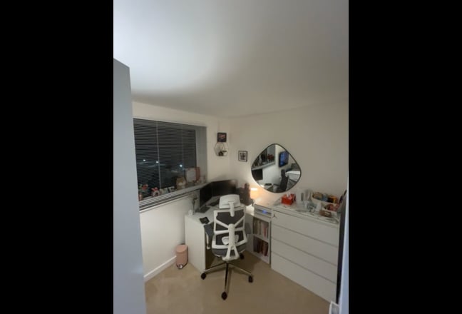 Cosy Single room with study /work-from-home space  Main Photo