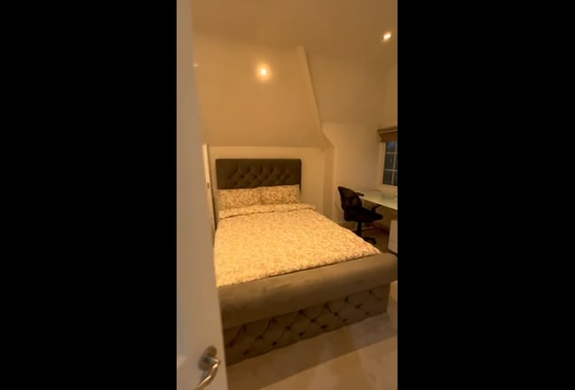 Last double bedroom with bathroom Main Photo