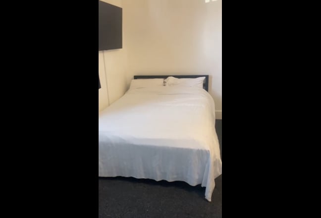 Studio for 2-3 person. 1 mint Mile End station.BUS Main Photo