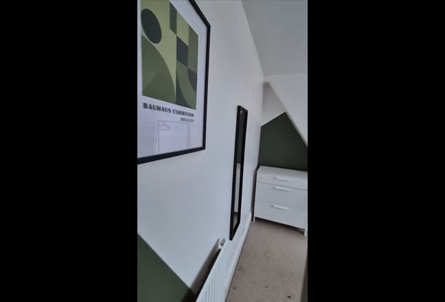 NO DEPOSIT -Lovely Top Flr Double Rm -Prof House Main Photo
