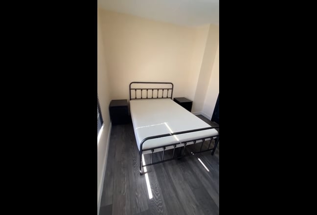 Outstanding Ensuite Room Available Main Photo