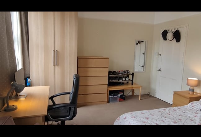Shepherd’s Bush TV & Sofa room Main Photo
