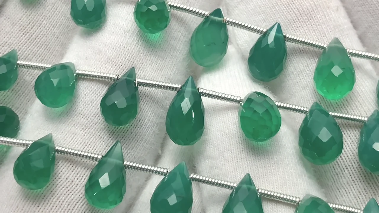 動画】宝石質グリーンオニキスAAA ドロップ ブリオレットカット 半連/1