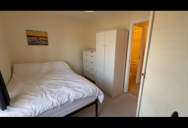 Furnished double room in quiet close with parking Main Photo