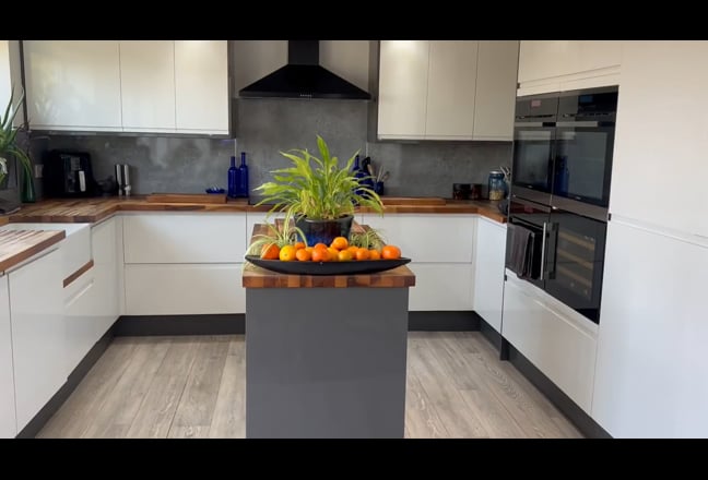 Newly decorated, furnished double room to rent. Main Photo