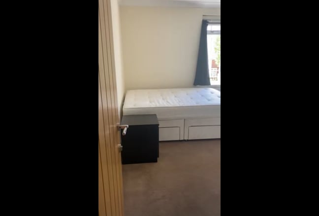 Attractive townhouse next to Chigwell station Main Photo