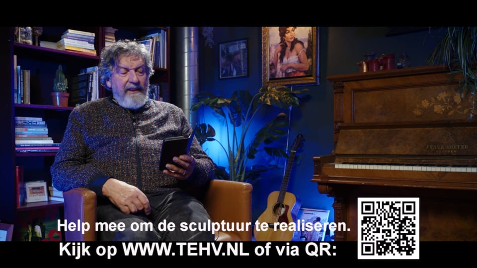 Jace vd Ven, oud-journalist en schrijver steunt een sculptuur voor Henny Vrienten in Tilburg