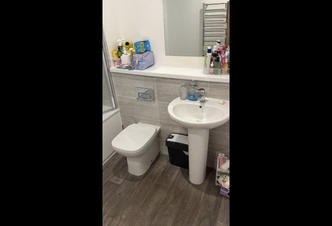 A room available in a two bedroom flat  Main Photo
