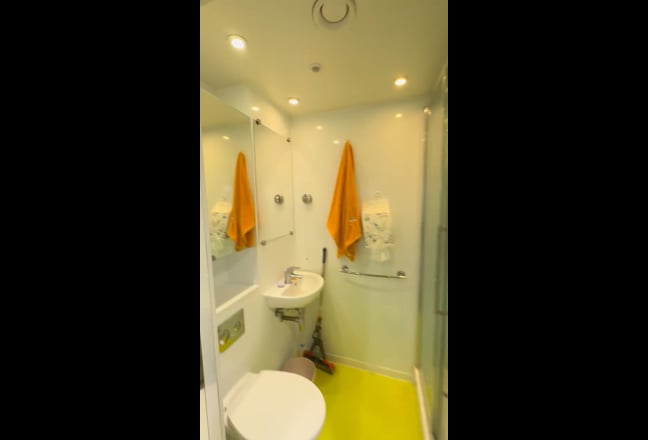 A studio for rent in Zone 2 of West London Main Photo