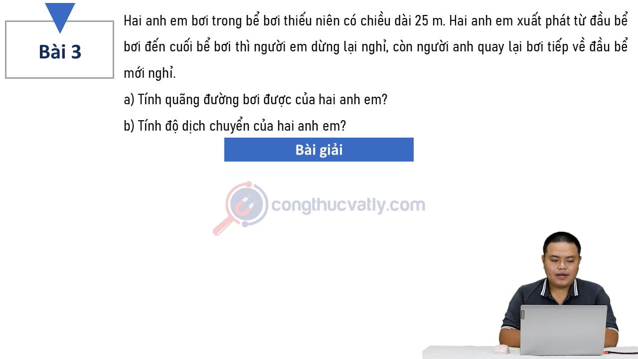 Hai anh em bơi trong bể bơi thiếu niên có chiều dài 25m.