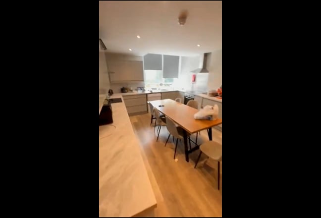 Student and professional rooms in central Clifton Main Photo