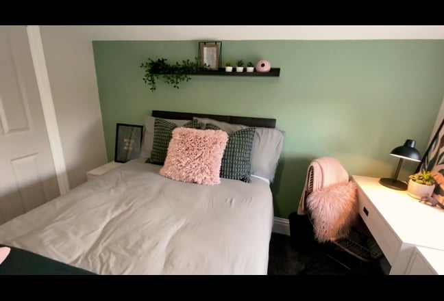 Luxury Ensuite in Stylish City Centre House Main Photo