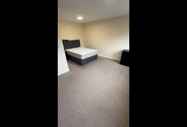 Refurbished spacious double room Main Photo