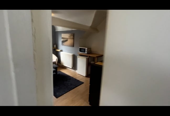 Two Room Attic with En-Suite Bayes Street Main Photo