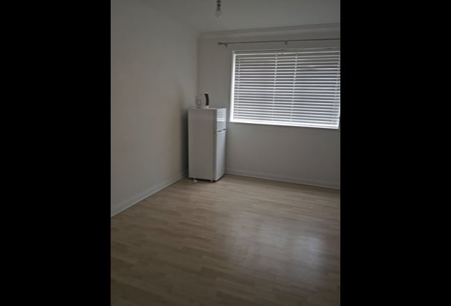 Seeking a compatible flatmate for a room rental. Main Photo
