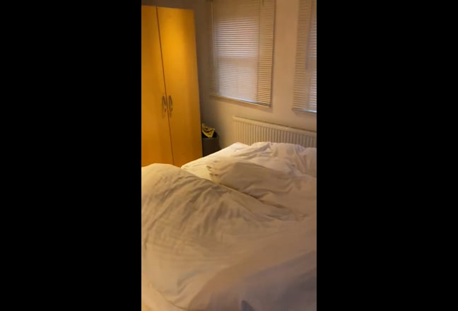 Large en-suite room in family home Main Photo