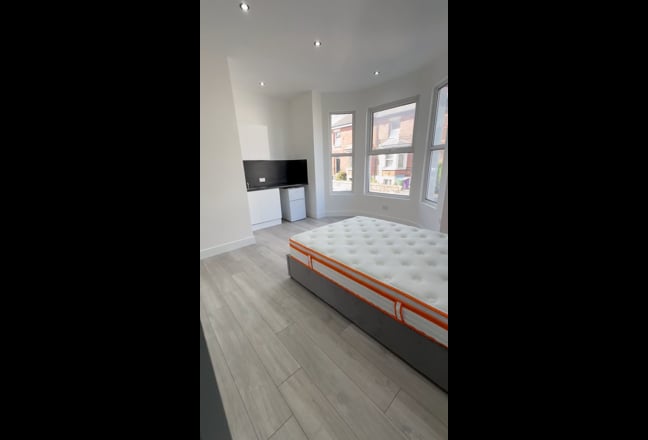 Modern studios in L9, bills included Main Photo