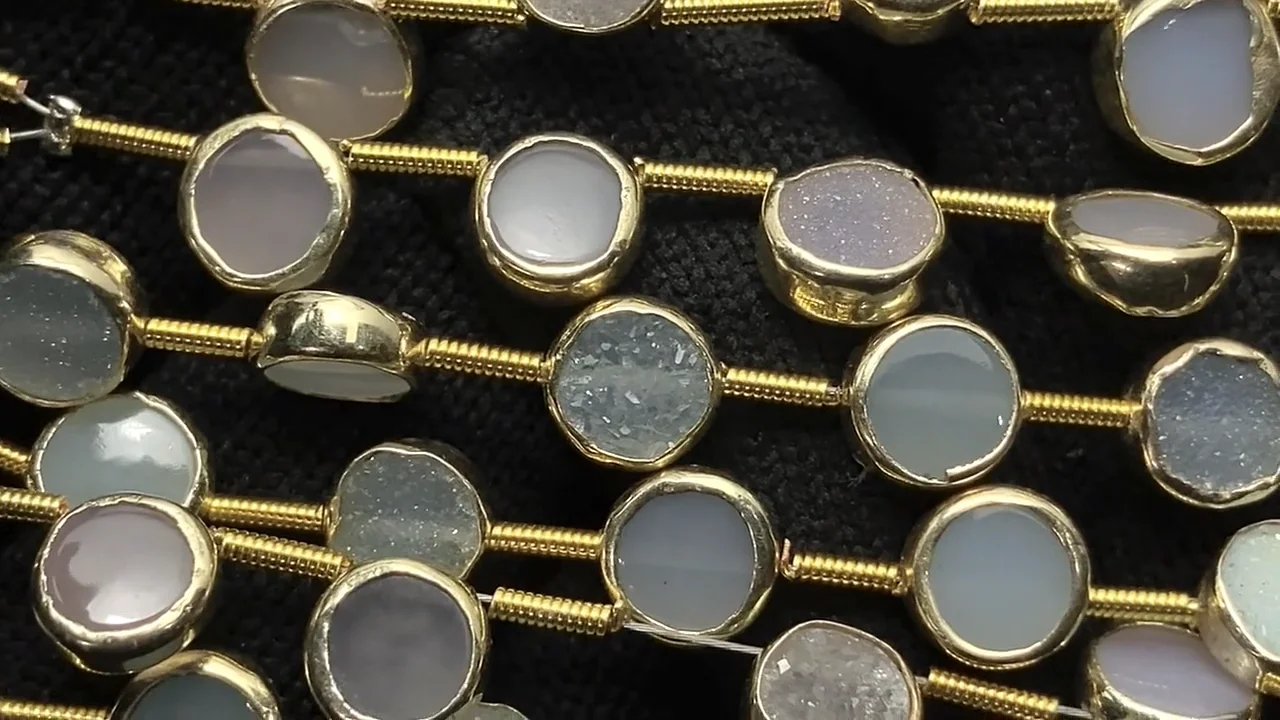 動画】ドゥルージーアゲート 枠留めコイン7×7mm 半連/1連(約18cm