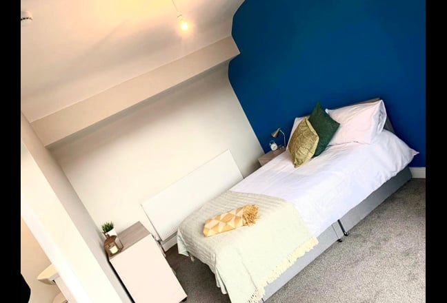 Stylish Shared Living- Ensuite Room Available! Main Photo