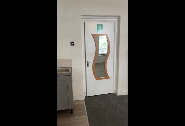Large open plan room with own shower/ toilet  Main Photo
