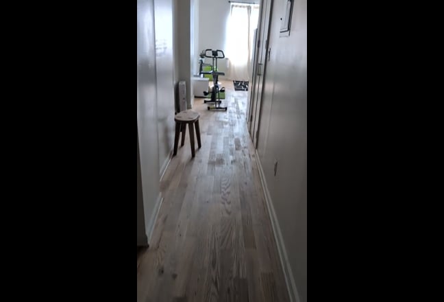 Small 1 bedroom with an empty living room Main Photo