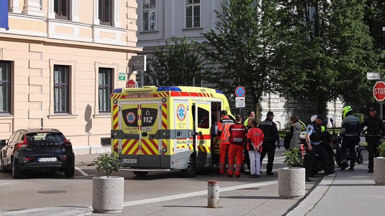 Poslanec SDS na strehi parlamenta: odpeljal ga je rešilec