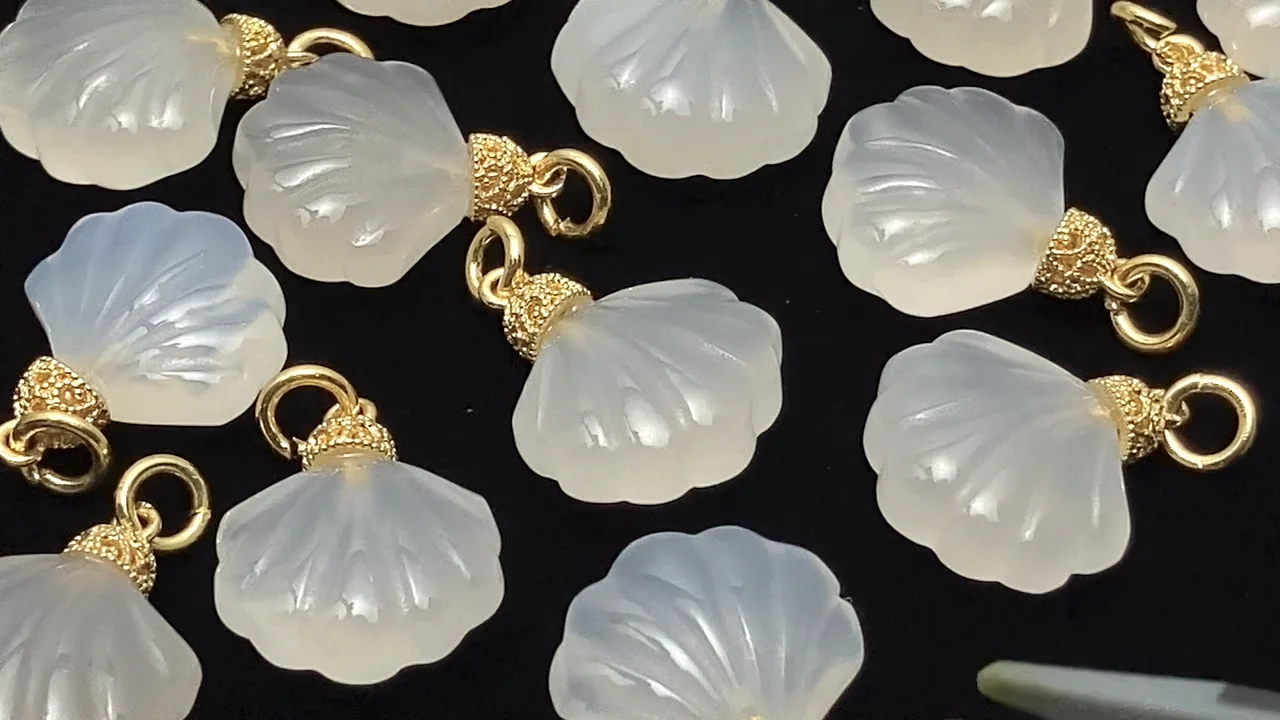 ホワイトカルセドニー シェル（貝）型チャーム15×14mm 1個｜天然石