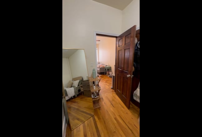 Small room available for rent Main Photo