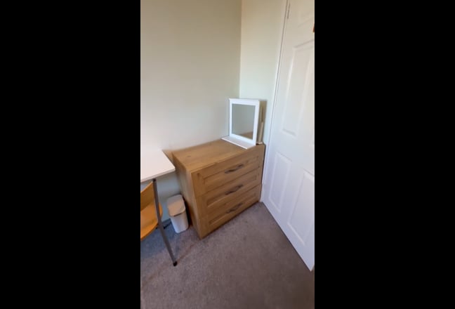 Room available to rent for singles/ couplea Main Photo