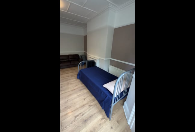 Bright and spacious double  bedroom for rent  Main Photo