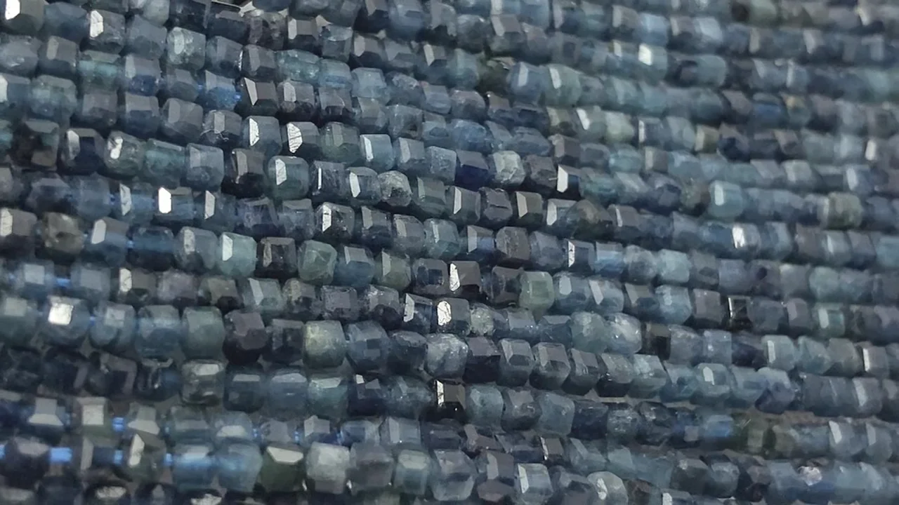 インディゴライトトルマリン AA++ キューブカット2×2×2mm 半連/1連(約