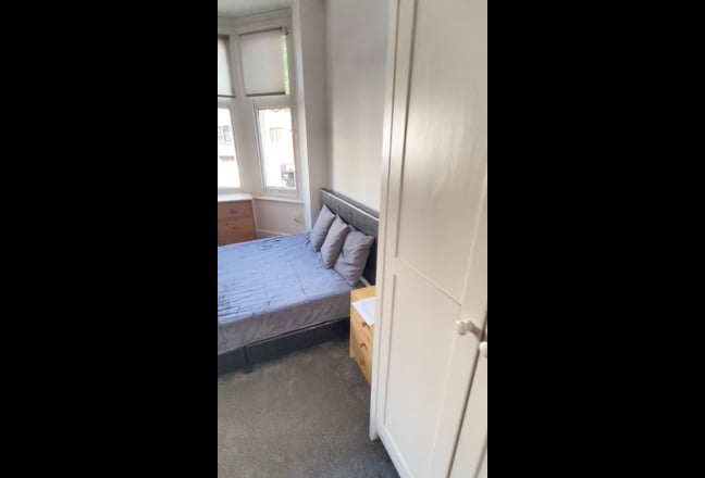 Large bright room with brand new ensuite  Main Photo