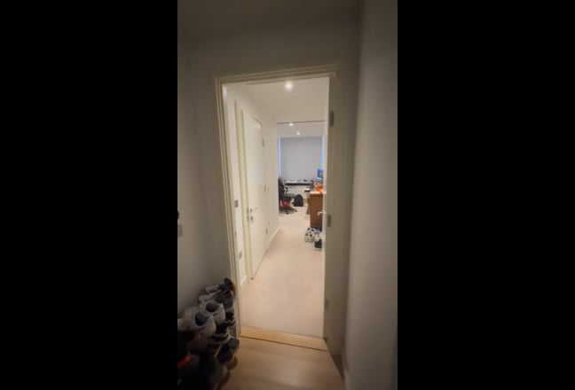 En suite room in furnished 2 bed apartment Main Photo