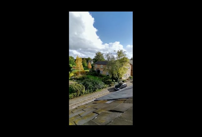 🌿 Spacious 2nd Floor Room Overlooking the Park Main Photo