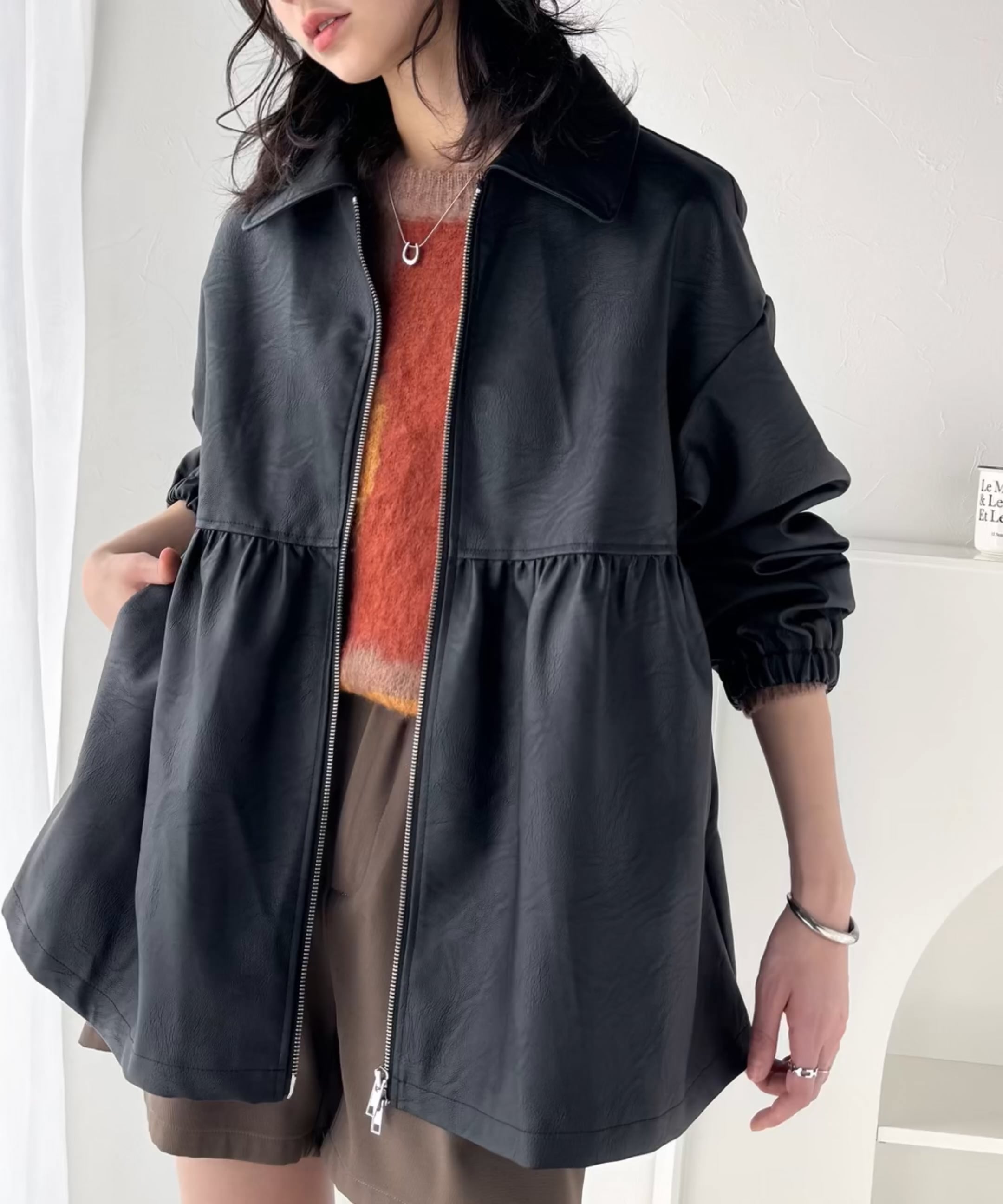 体型カバーも叶う！フェミニンペプラム仕立てのフェイクレザー