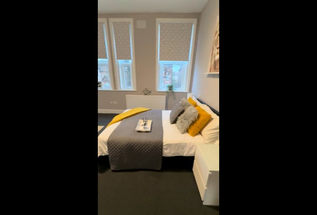 Massive, new, modern room in 'Friends' style home Main Photo