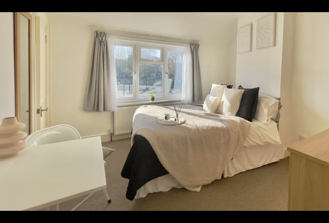 Double Room in Central Eastbourne, All Bills Inc Main Photo