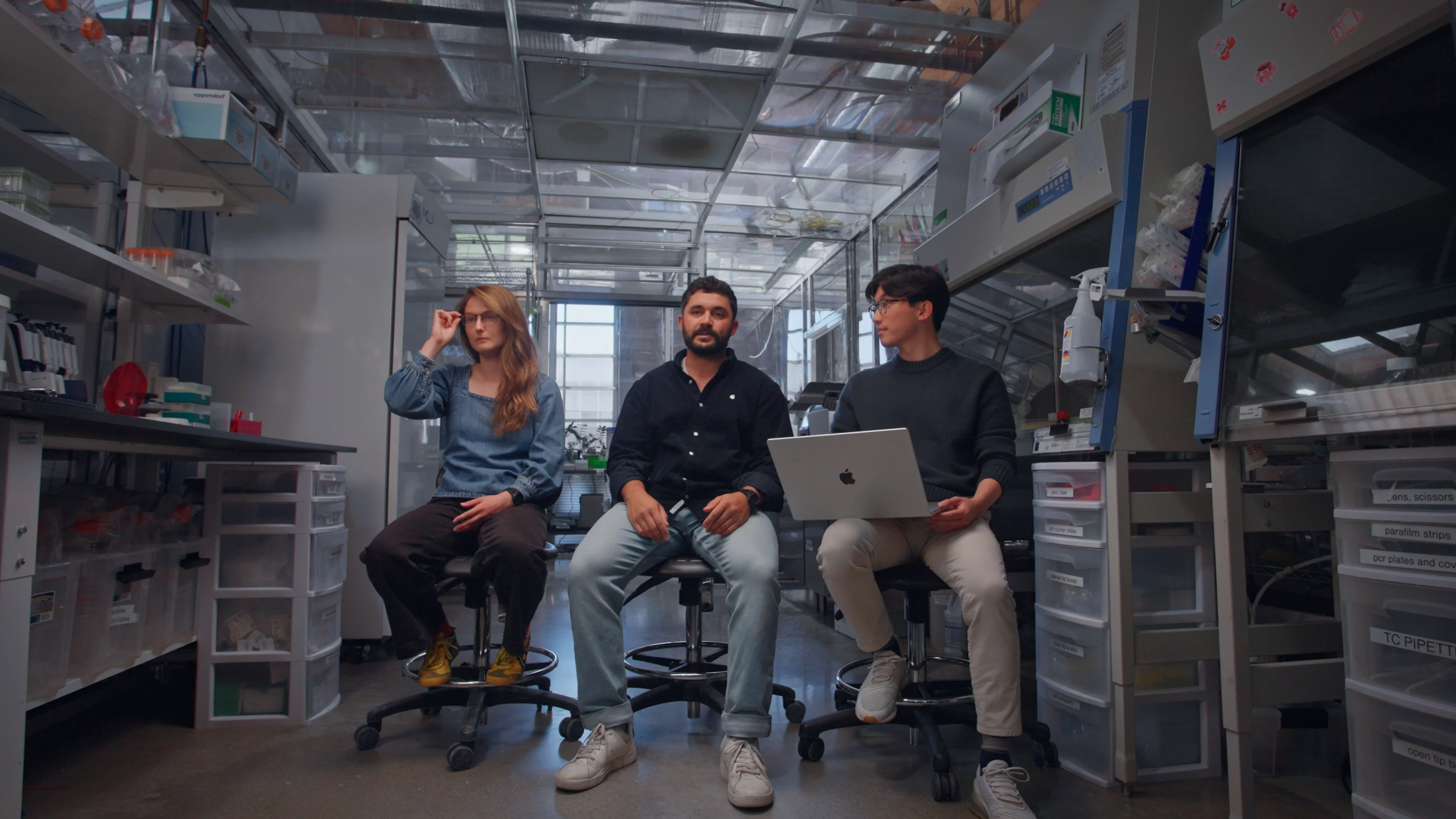 Demonstrating end-to-end scientific discovery with Robin: a multi