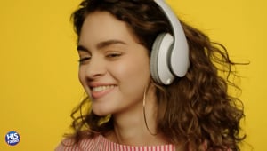 Lizz Gives Vicky An Ear Worm