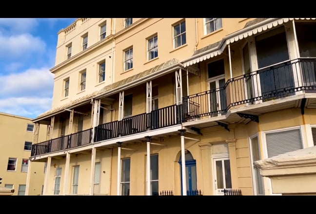 2 bed flat with balcony over looking sea Main Photo