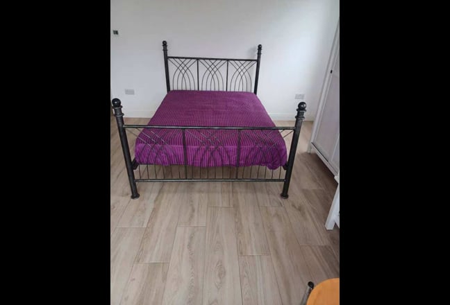 A large double room to let  Main Photo
