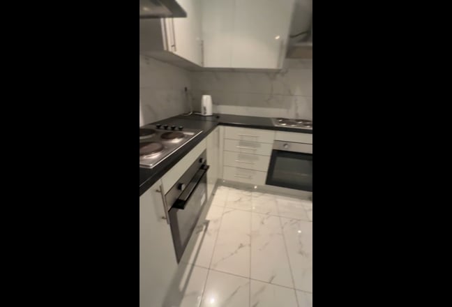Double Room Ensuite - Near Slough Train Station Main Photo
