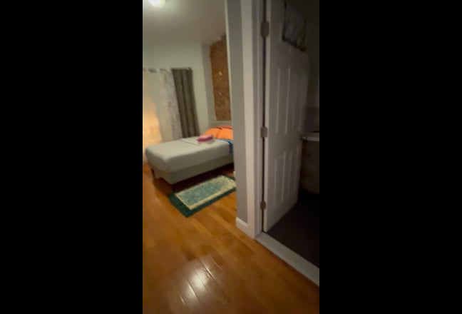 Gorgeous Large Room w/ En Suite Bathroom Main Photo